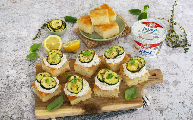 Focaccia au labné, courgettes grillées, basilic et zeste de citron