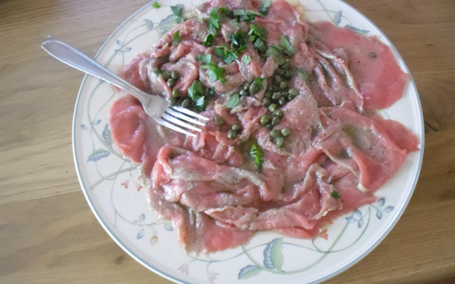 Carpaccio de bœuf à la marinade d'huile d'olive, citron et câpres