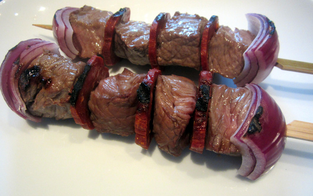 Brochette de bœuf toute rouge