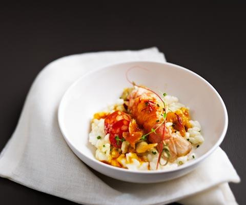 Langoustines royales rôties à la poutargue et Risotto au safran et coques sautées au curry