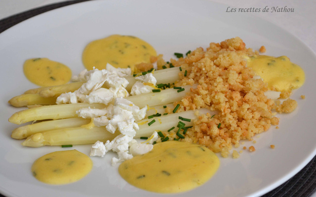 Asperges blanches sauce hollandaise citronnée à la ciboulette, crumble de parmesan et chèvre
