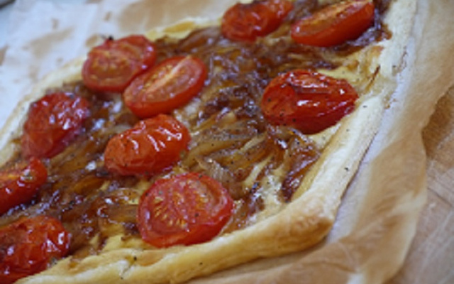 Tarte fine aux oignons et aux tomates rôties