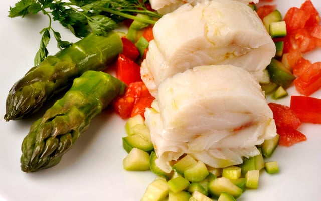 Dos de colin d'alaska froid et tartare d'asperges vertes