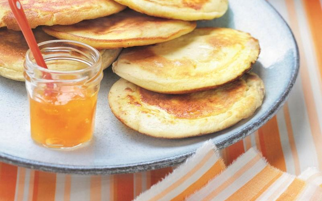 Pancakes à la confiture d'abricots et pêches