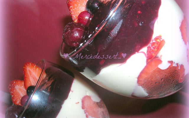 Panna cotta aux fraises et coulis de fruits rouges