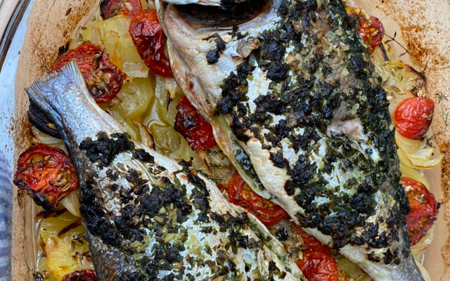 Dorade au four sur lit de pommes de terre