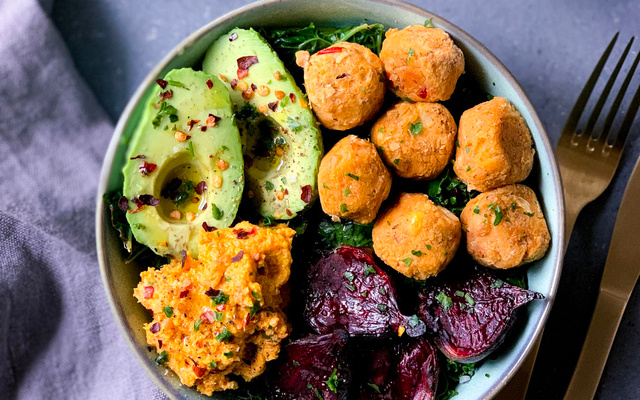 Bouddha bowl aux boulettes de pois chiches et kale