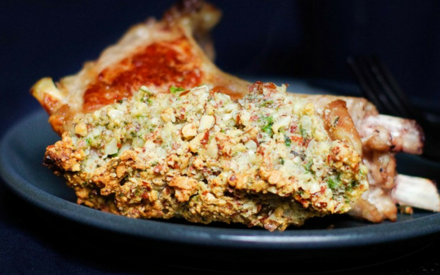 Carré d’agneau aux herbes et amandes