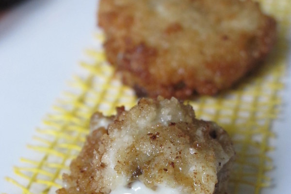 Beignets au roquefort, pruneaux, noix et abricots