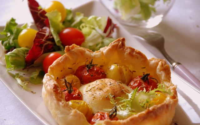 Tarte duo à la tomate revisitée au crottin de chèvre et tomates cerises