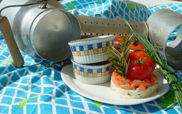Pressé de faisselle et son tartare de tomates à la ciboulette du jardin au deux Z' Amora