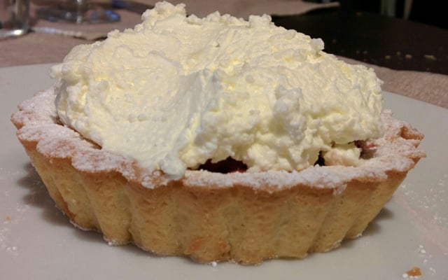 Sablé breton sur sa soupe de fraises Andros, crème et chantilly à la pistache