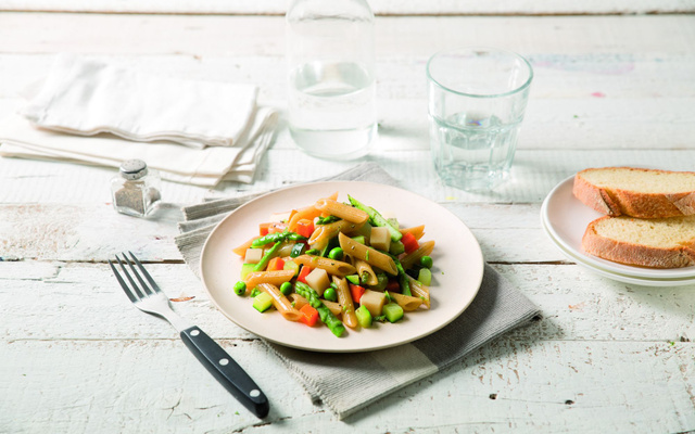 Salade de penne Rigate 5 Cereali aux légumes et fromage fumé