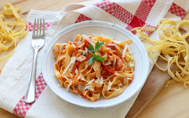 Tagliatelles fraîches maison à la sauce tomate