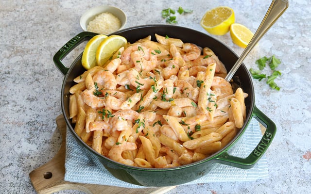 Pâtes à la crème, crevettes et zeste de citron