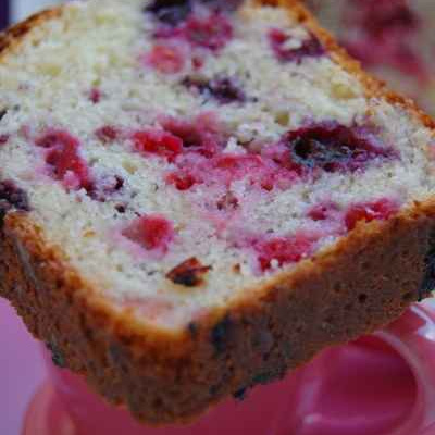 Cake moelleux aux fruits rouges