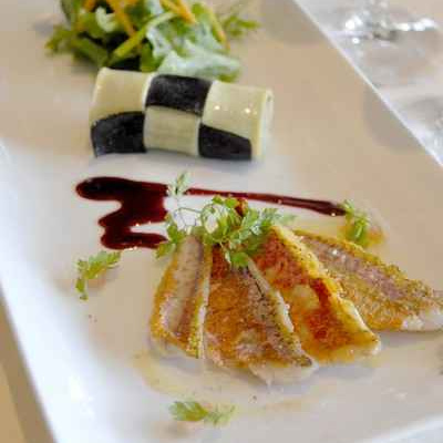 Le damier de cannelloni en purée d'artichauts camus, filets de rougets poêles et sauce aux cinq saveurs