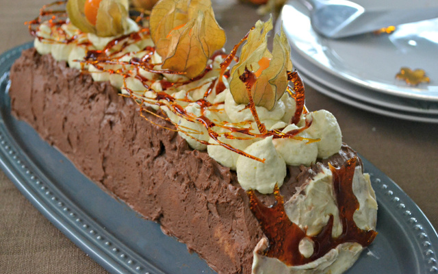 Bûche de Noël chocolat-pistache génoise caramel