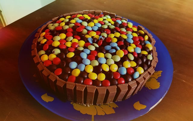 Gâteau aux smarties et kit kat