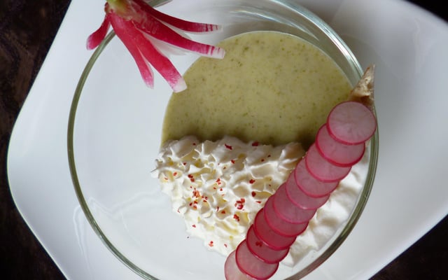 Velouté de fanes de radis et sa chantilly au lard fumé