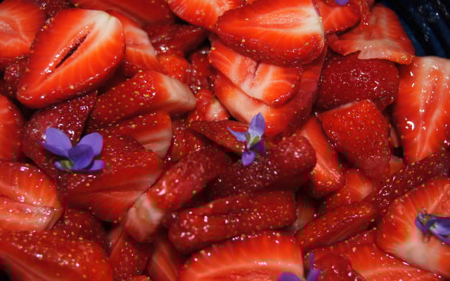 Salade de fraises aux violettes