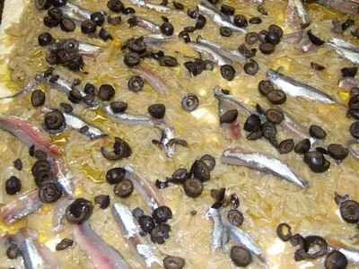 Pissaladière et mesclun de salade au fenouil