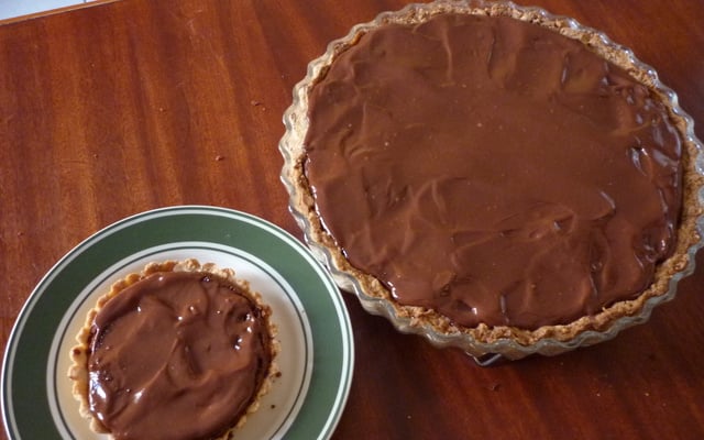 Tarte au chocolat et coulis de framboise