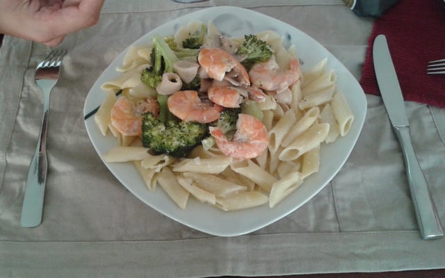 Penne au broccoli, crevette et calamars