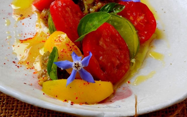 Salade de tomates multicolores, caviar d'aubergines au basilic