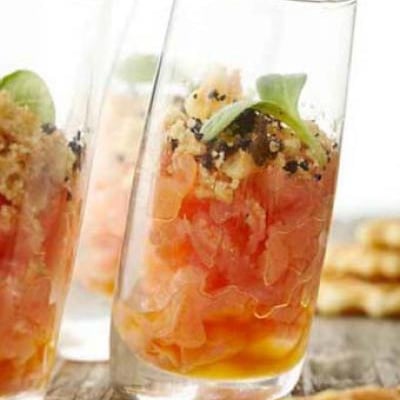 Crumble de gaufrettes Jules destrooper sur lit de saumon fumé, wasabi et poudre d'olives noires