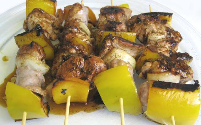 Brochettes de viande en sauce de soja