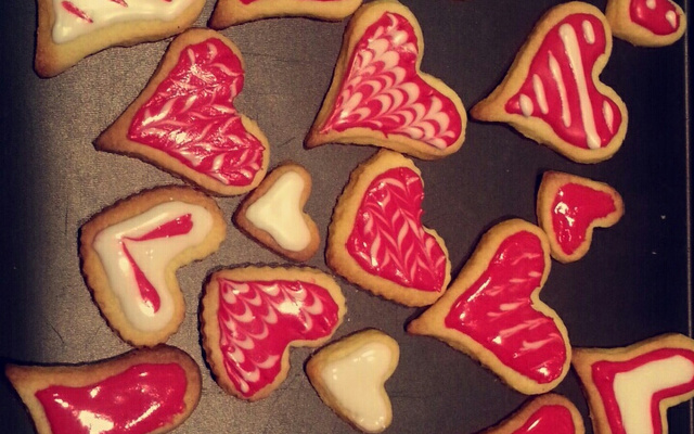 Sablés de Noël et glacage blanc comme neige