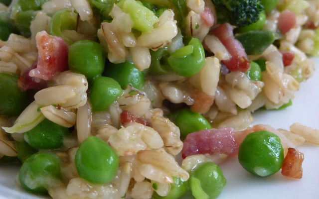 Risotto petits pois, fèves et lardons
