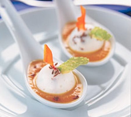Dôme de bavaroise de chèvre avec coulis de carottes maison