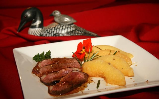 Magret de canard aux coings à la vapeur de romarin