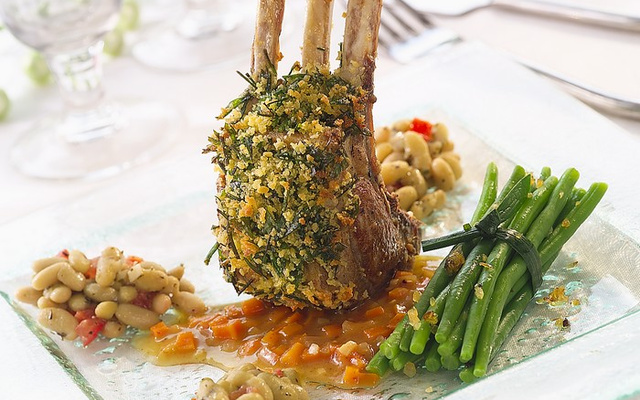 Carré d'agneau en croûte d'herbes et ses flageolets à la provençale, ses fagots de haricots verts et échalotes suées