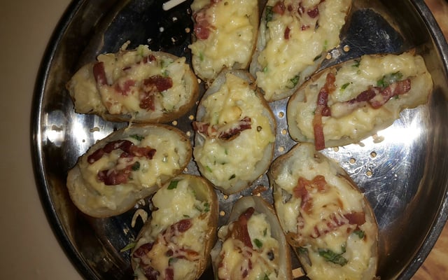 Pommes de terre farcies au lard et Reblochon, champignons à la crème