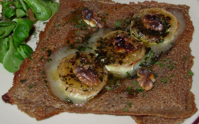 Galette au chèvre, miel et noix