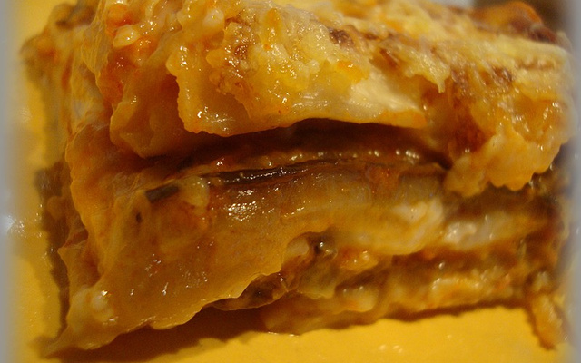 Lasagnes aux crevettes, aux aubergines et au coulis de poivron