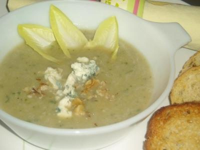 Velouté d'endives au bleu et aux noix