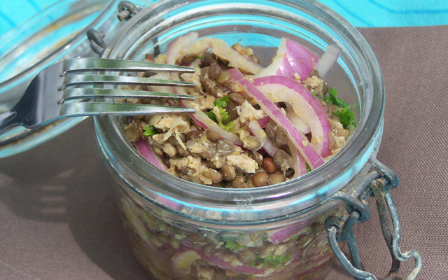 Salade épicée de lentilles, thon et oignons rouges