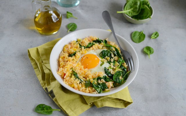 Riz sauté aux épinards et œuf
