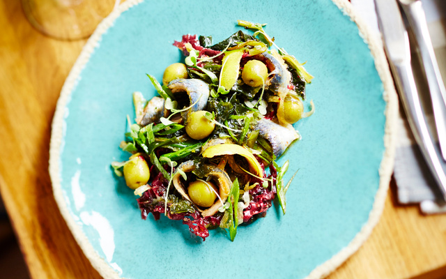 Olives vertes d’Espagne et sardines aux algues en salade