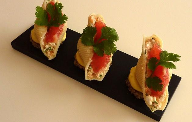 Conchiglie sur toast mayonnaise acidulée farcie au saumon fumé et cottagecheese pamplemousse