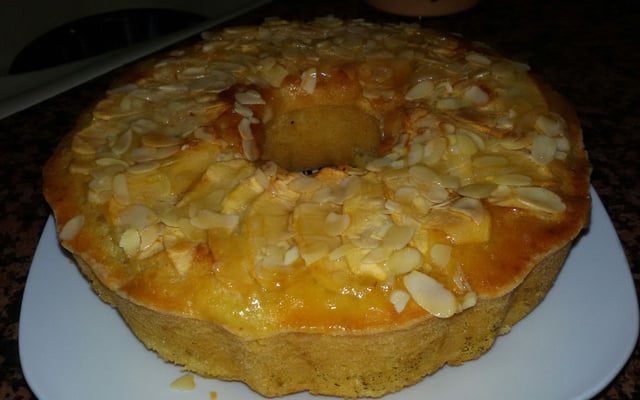 Une légère tronche de cake aux pommes et amandes