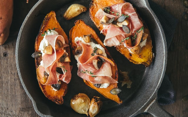 Patates douces rôties au jambon cru Aoste et champignons