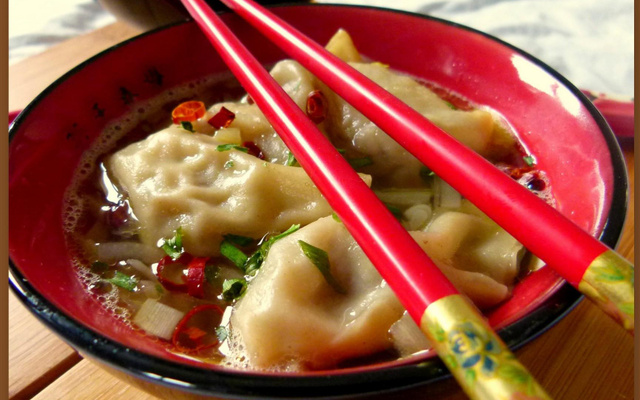 Soupe de raviolis wonton au magret de canard et au gingembre