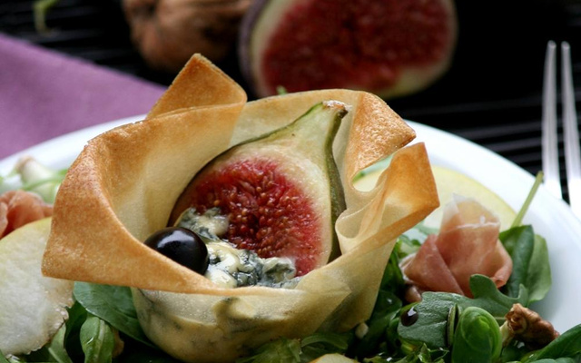 Duo apéritif : corolles croustillantes à la Fourme d'Ambert, poires et figues + grains de raisin farcis à la mousse de Fourme d'Ambert