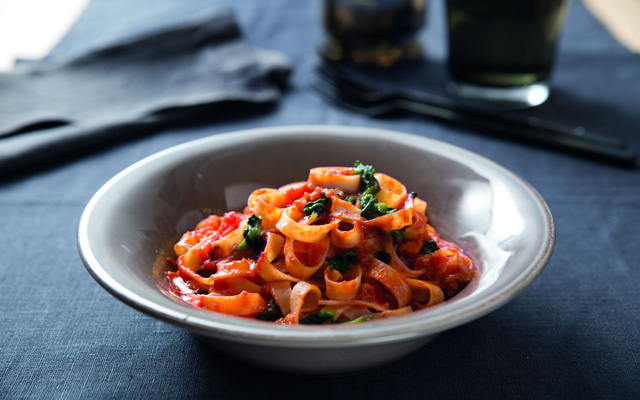 Tagliatelle sauce pesto rosso et feuilles d’épinards