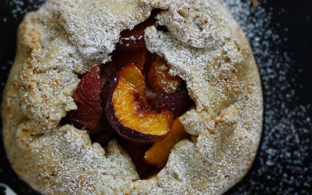 Tarte rustique aux pêches Roussane et noisettes d'Aquitaine